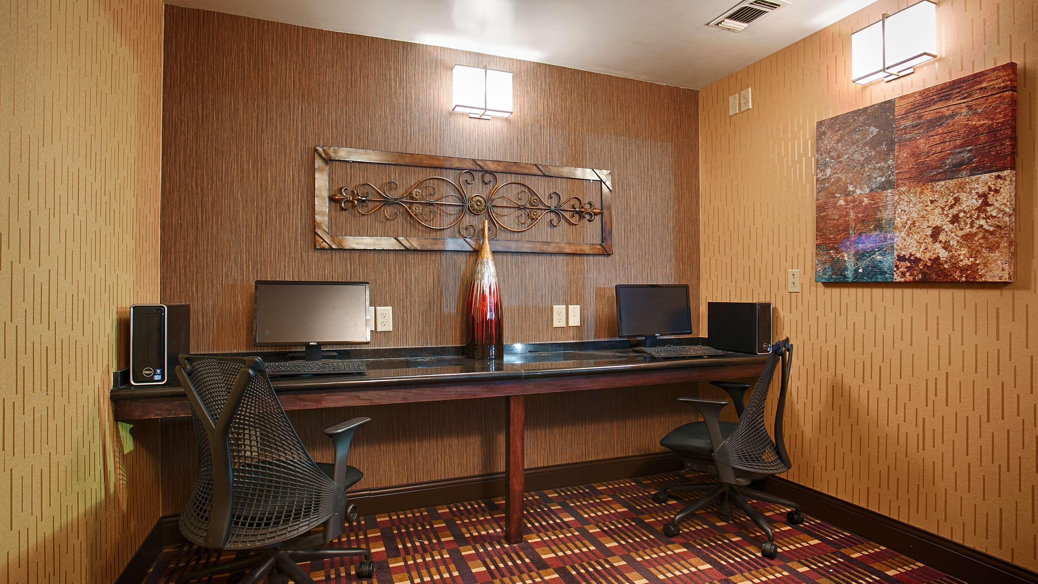 Best Western Plus Midwest Inn & Suites Salina Exterior photo